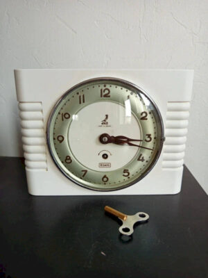 Horloge murale JAZ Cuisic vintage 1955 mecanique blanc et vert