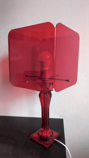 Lampe Vintage Plexiglas Rouge – Design Space Age Années 70/80