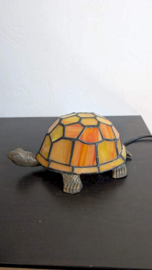 Lampe Tortue Style Tiffany en Vitrail – Verre Opalescent et Métal Patiné