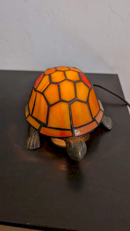 Lampe Tortue Style Tiffany en Vitrail – Verre Opalescent et Métal Patiné