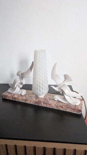 Lampe Art Deco oiseaux mouettes en vol sur socle marbre rose et globe verre depoli