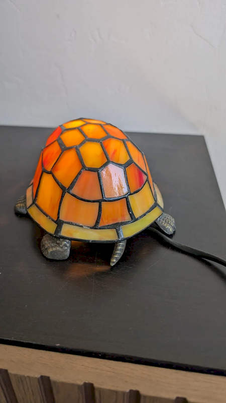 Lampe Tortue Style Tiffany en Vitrail - Verre Opalescent et Métal Patiné – Image 4