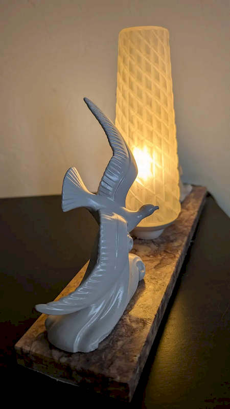 Détail veinage marbre rose et marron socle de lampe ancienne