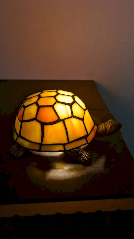 Lampe Tortue Style Tiffany en Vitrail – Verre Opalescent et Métal Patiné