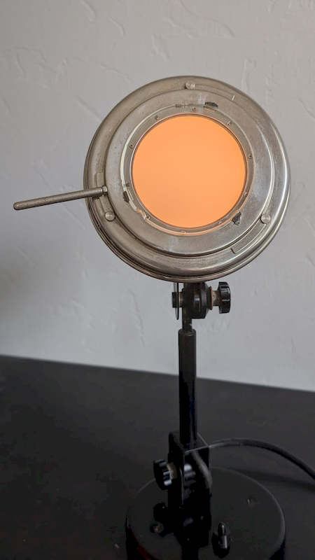 lampe de laboratoire allumée avec iris ouvert faisceau lumineux orange