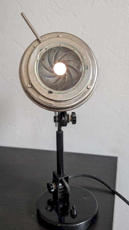 Lampe de Laboratoire Années 60 – Somptueuse Pièce Industrielle à Diaphragme Iris – Image 10