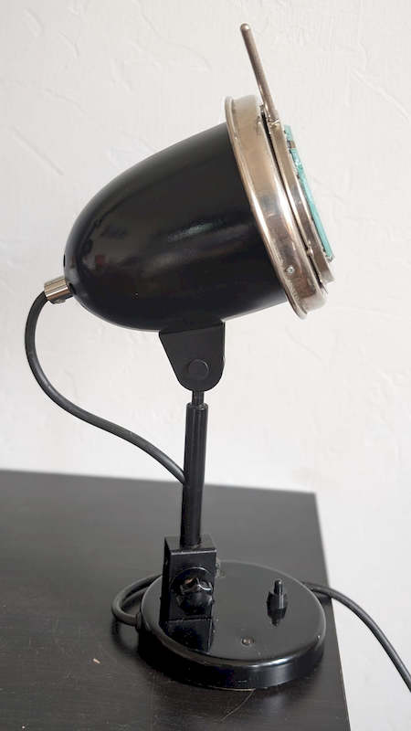 vue latérale projecteur articulé lampe de laboratoire design industriel