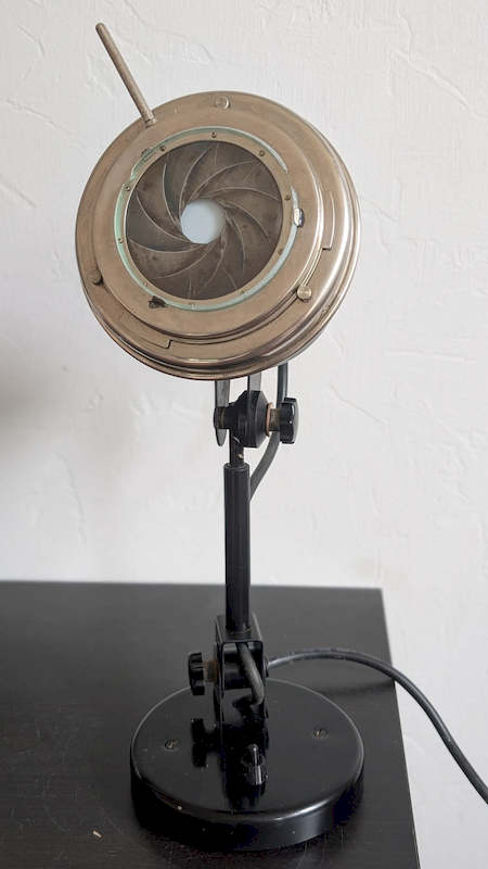 lampe de laboratoire vintage années 60 noire brillante sur pied