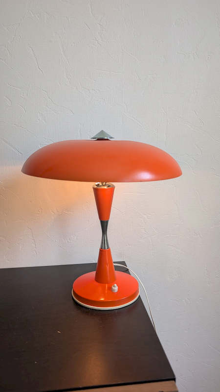 Vue de face lampe mushroom vintage dôme et pied métal laqué