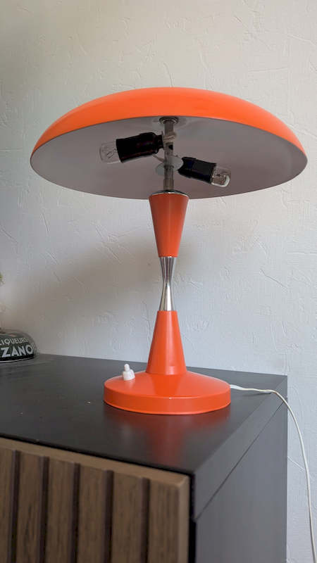 Détail de l'éclairage intérieur avec 2 ampoules E14 lampe mushroom vintage