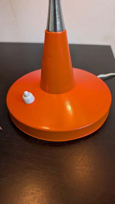 Lampe mushroom vintage de profil pied lourd et dôme métal iconique