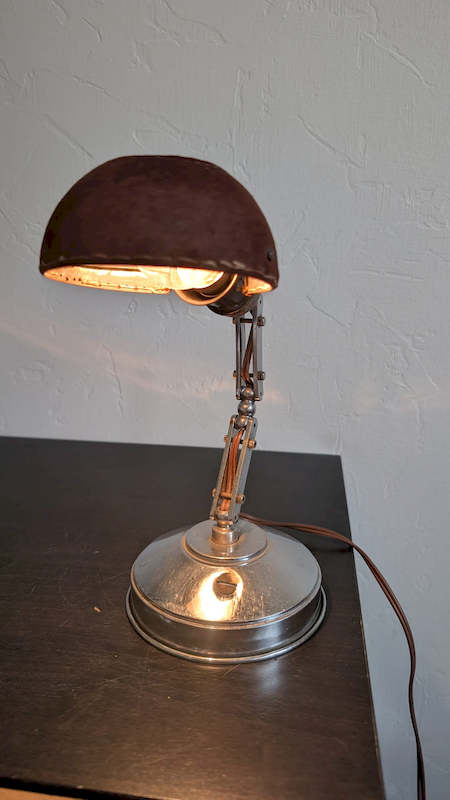 Luminaire ancien articule metal et cuir lampe de bureau vintage