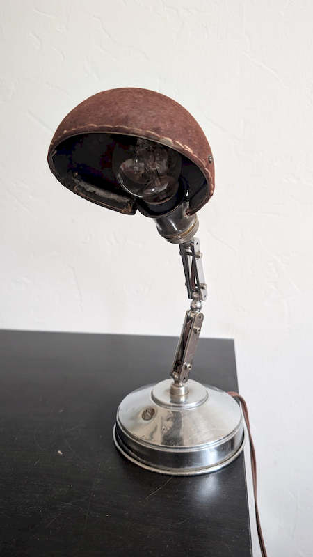 Lampe de bureau vintage gainee de cuir noir surpique design 50