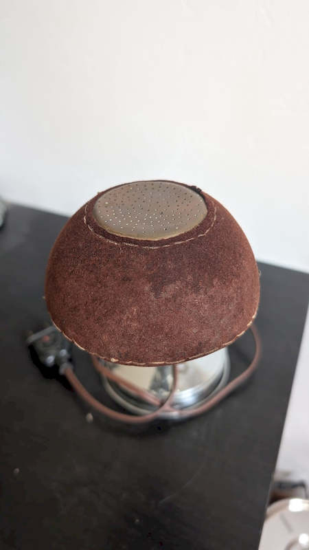 Detail couture cuir sur abat-jour lampe de bureau vintage