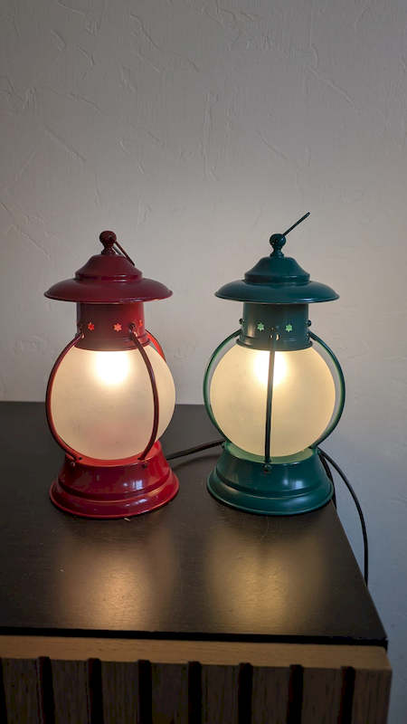 Éclairage tamisé rouge et vert duo de lampes marine ambiance cabine de bateau