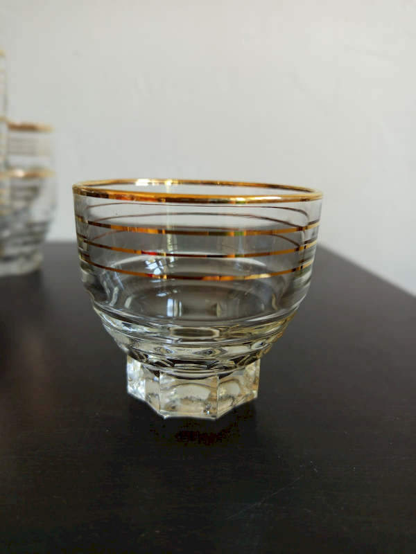 Vue de face service de verres à porto vintage base hexagonale facettes