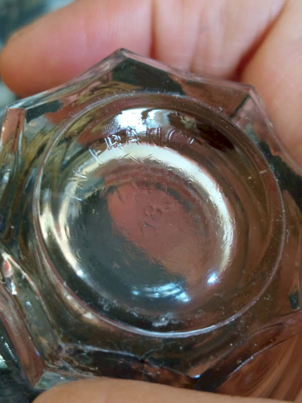 Gros plan sur la transparence du verre non blanchi service de verres à porto vintage