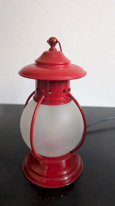 Détail de la lanterne rouge en métal et verre duo de lampes marine