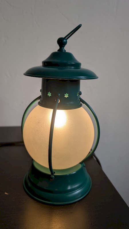 Détail de la lanterne verte en métal et verre duo de lampes marine