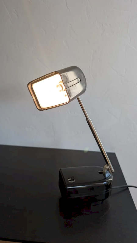Lampe vintage télescopique allumée diffusant une lumière chaude