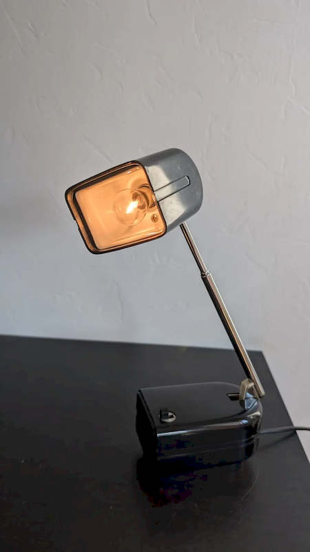 Lampe vintage télescopique allumée diffusant une lumière douce