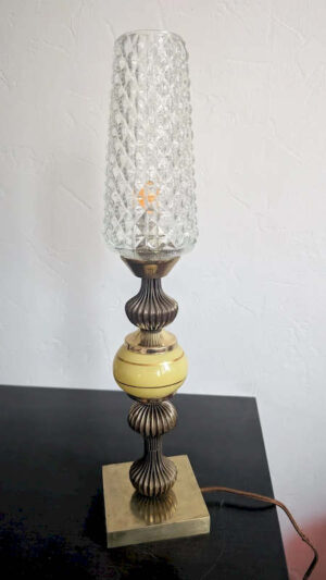 Lampe Hollywood Regency en laiton et verre opalin jaune éteinte