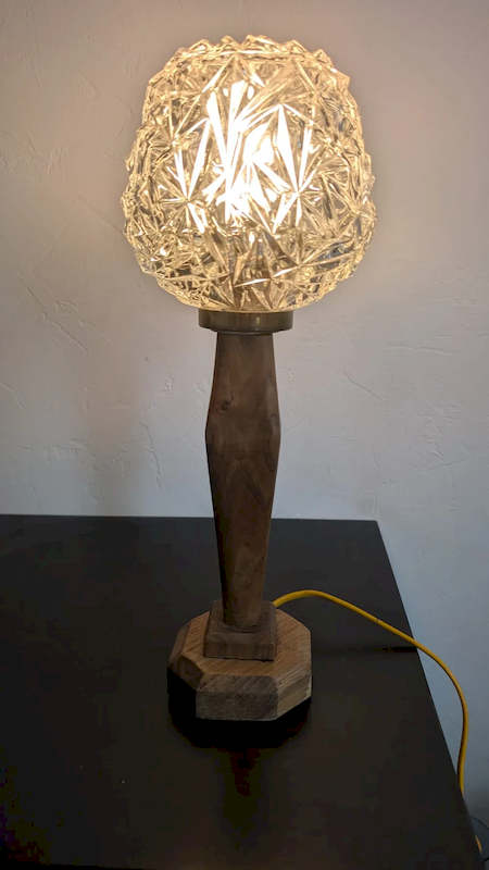 Détail de la silhouette sculpturale du pied en bois massif de la lampe vintage