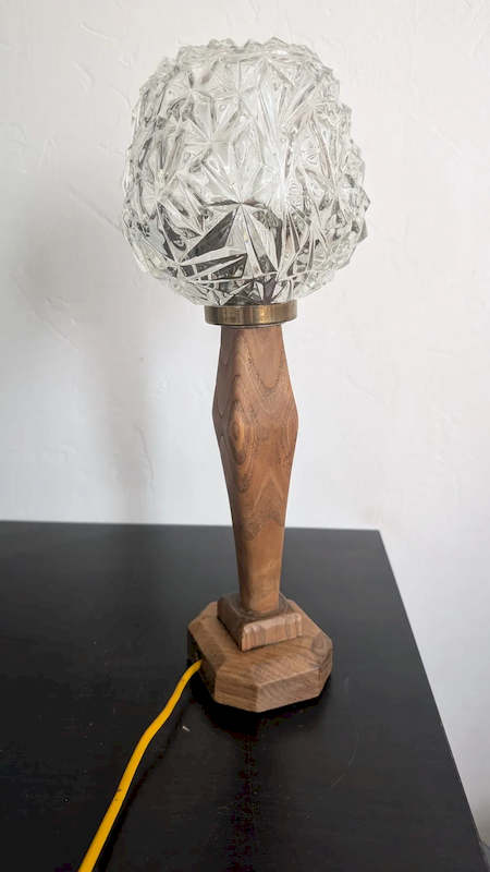Allure générale de la lampe vintage Mid-Century en bois et verre