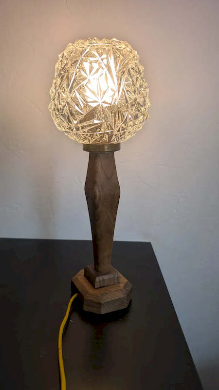 Détail de la silhouette sculpturale du pied en bois massif de la lampe vintage