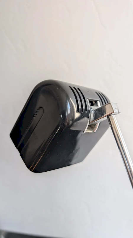 Détail de l'articulation de la tête de la lampe vintage télescopique