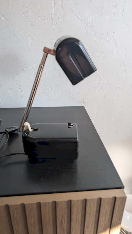 Vue de profil de la lampe vintage télescopique laquée noire