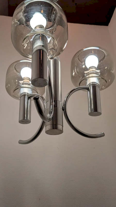 Silhouette verticale et épurée du lustre vintage chromé