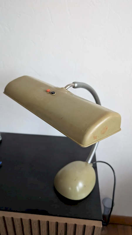 détail patine peinture d'origine verte lampe vintage bureau
