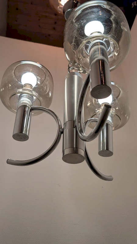 Fût chromé et base noire lestée du lustre vintage design