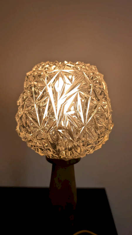 Globe en verre clair facetté spectaculaire de la lampe vintage allumée