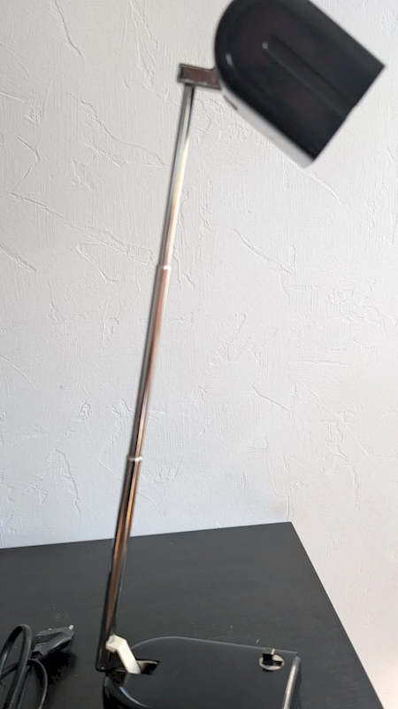 Lampe de bureau design Space Age avec bras chrome déployé