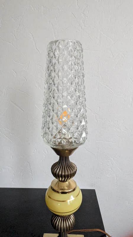 Vue de face de la lampe Hollywood Regency sur socle carré en laiton