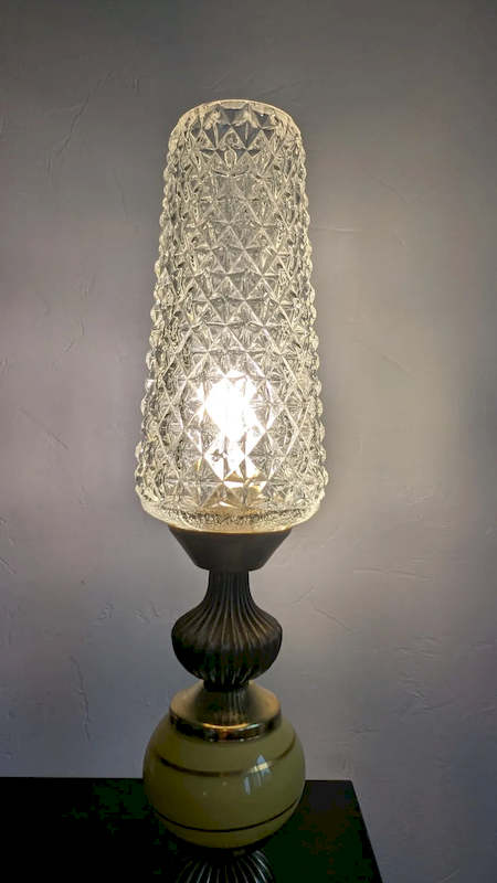 Détail de la douille G9 et du globe de la lampe Hollywood Regency