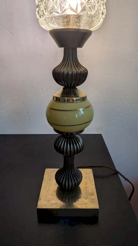 Zoom sur le corps en verre à liserés dorés du luminaire vintage