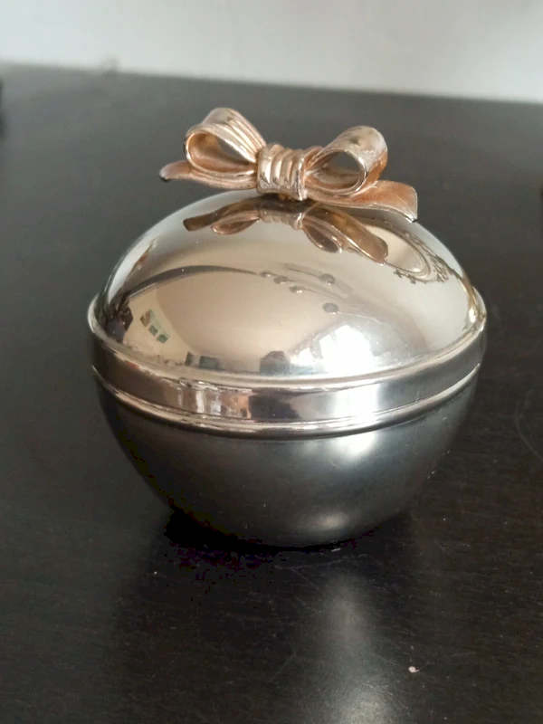 Vue rapprochée du fini miroir étincelant de la boîte à bijoux vintage