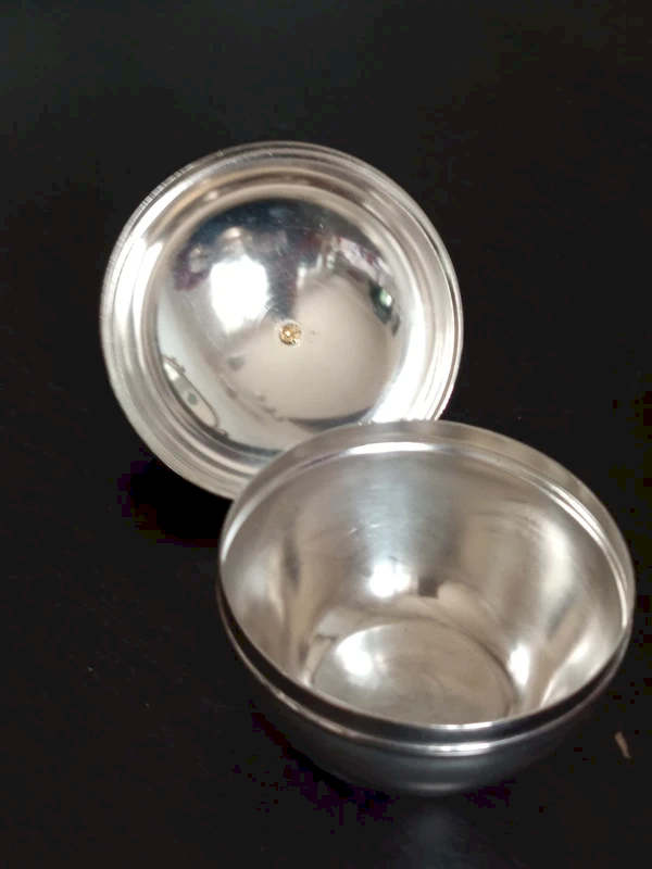 Couvercle ouvert de la boîte à bijoux vintage montrant l'intérieur