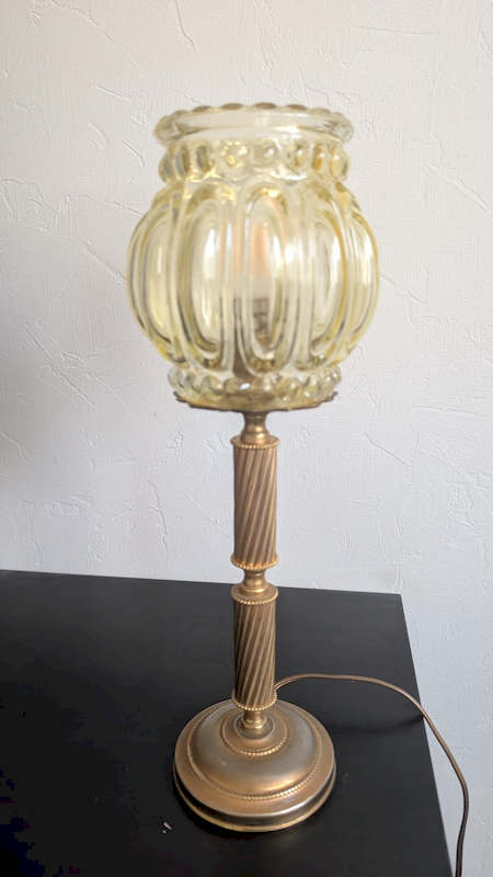 Structure en métal et verre de la lampe bougeoir vintage sous un angle sculptural