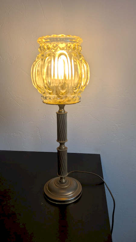 Lumière chaleureuse de la lampe bougeoir vintage allumée style cosy