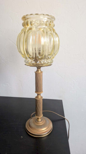 Lampe bougeoir vintage avec pied doré torsadé et globe ambré éteinte