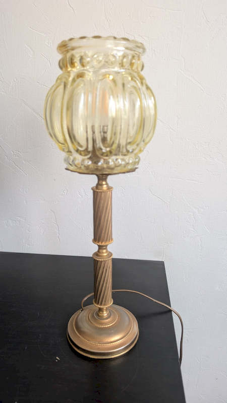 Lampe bougeoir vintage avec pied doré torsadé et globe ambré éteinte