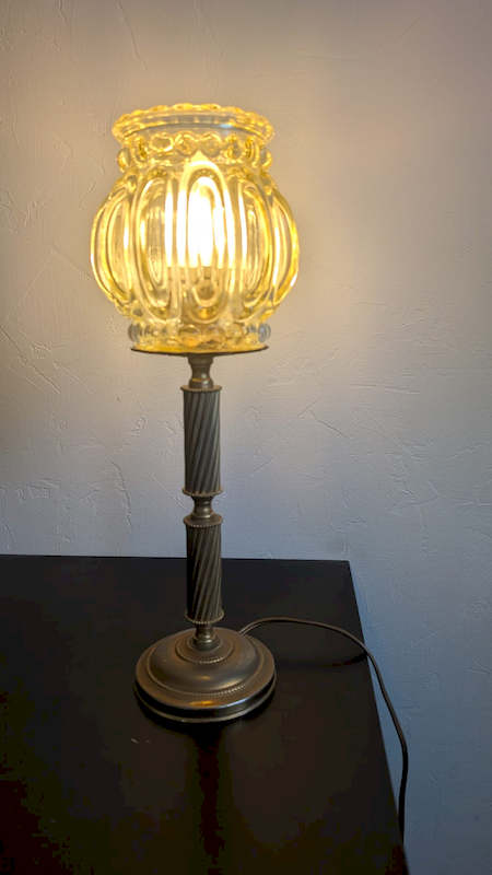 Lampe bougeoir vintage Dorée & Globe Ambré – Design Sculptural & Cosy – Image 4