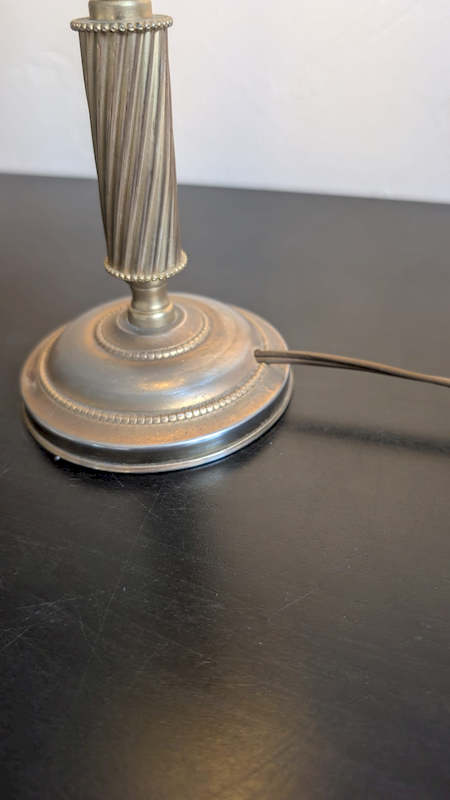 Base du pied doré avec patine et cordon de la lampe bougeoir vintage