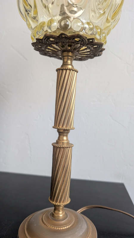 Zoom sur la coupelle ciselée en fleur de la lampe bougeoir vintage