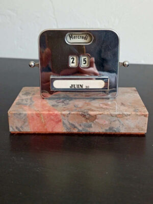 Calendrier de bureau vintage sur socle en marbre rose et boîtier chrome