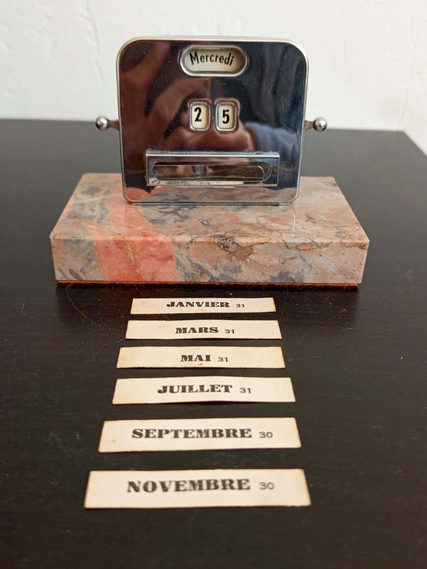 Calendrier de bureau vintage avec ses fiches cartonnées des 12 mois d'origine